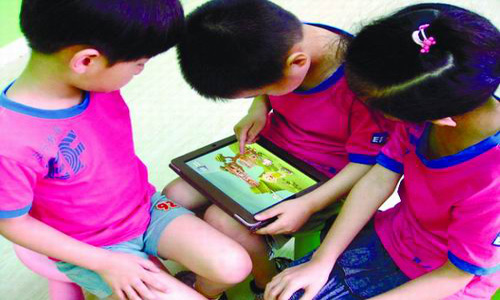 智能手機、ipads成兒童視力殺手 建議貼上五一成人漫画 智能手機、ipads成兒童視力殺手 建議貼上五一成人漫画